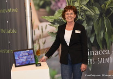 Simone Helbing from Alllplant with their Glass Tulip Award they recently won for their Echinacea SunSeekers Salmon.